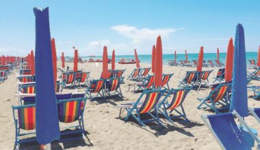 Colpito da trenta secchiate d’acqua mentre riposa in spiaggia ad Alassio: turista 75enne finisce in… - Il Fatto Quotidiano
