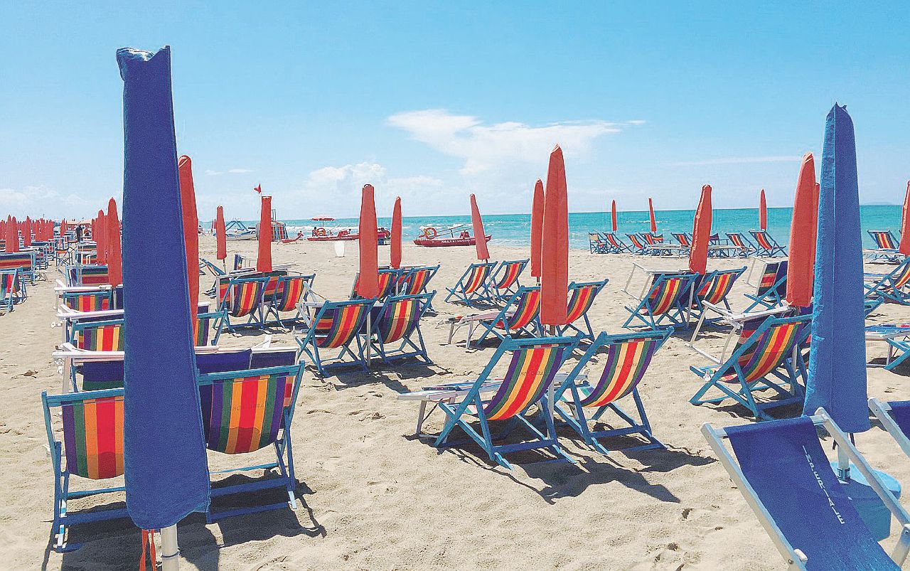 Colpito da trenta secchiate d’acqua mentre riposa in spiaggia ad Alassio: turista 75enne finisce in… - Il Fatto Quotidiano