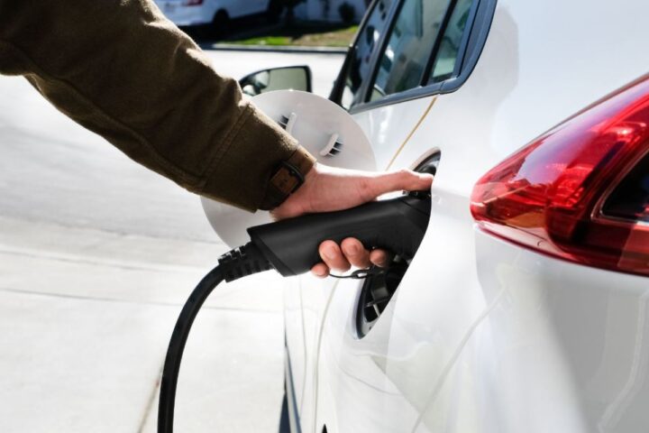Un'auto elettrica in ricarica