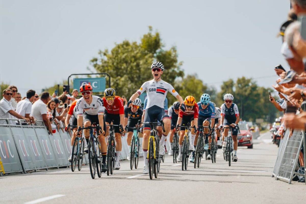 Tour de l'Avenir 2025, la fuga anticipa il gruppo: vittoria del britannico Elliot Rowe, 8° Filippo Turconi - Maxime Decomble nuovo leader