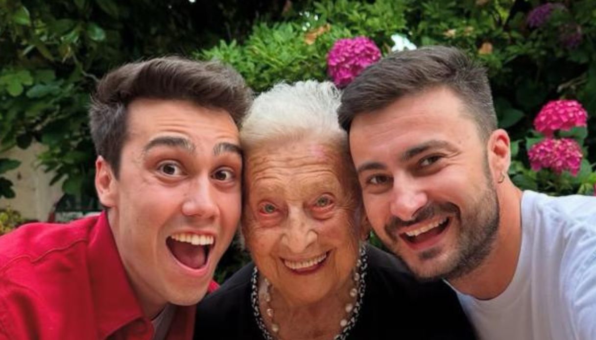 Emanuele Ferrari si sposa: la storia con Andrea Iori nell'orto della bisnonna