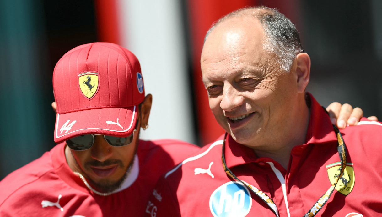 F1, Vasseur punge Hamilton: confronto impietoso con Sainz