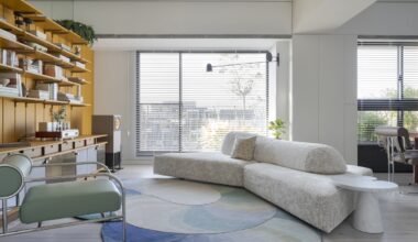 Una casa luminosissima arredata con pezzi di design radicale e Made in Italy