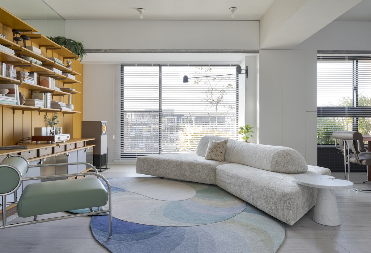 Una casa luminosissima arredata con pezzi di design radicale e Made in Italy