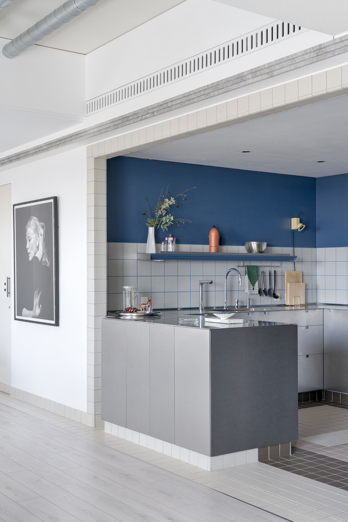 Una casa luminosissima arredata con pezzi di design radicale e Made in Italy