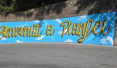 Un murales dá il benvenuto alla Vuelta... E al paese!