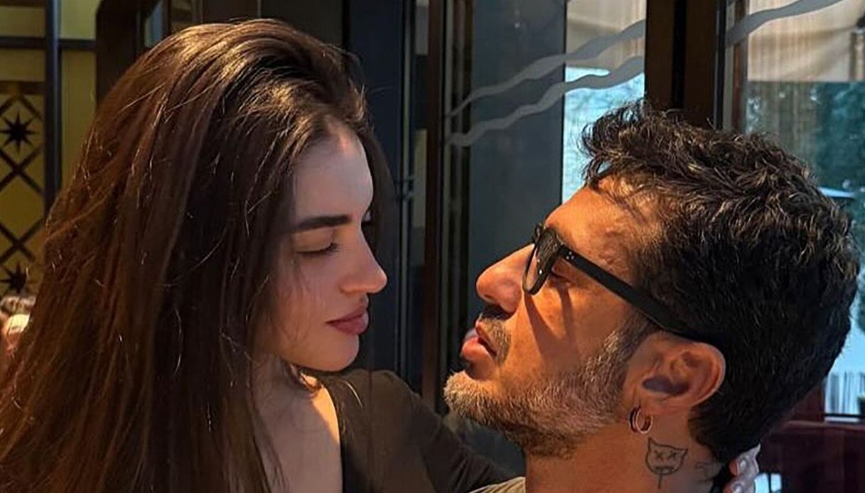 Fabrizio Corona fa la proposta di matrimonio a Sara Barbieri ma è solo una "Favola"