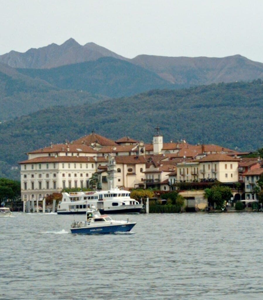 Taglia la vegetazione e la getta nel lago: denunciato