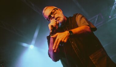 Alla «gara di rutti» della trap Frankie hi-nrg mc risponde col rap voce e batteria