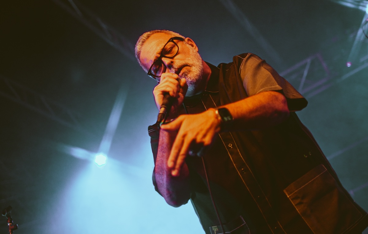 Alla «gara di rutti» della trap Frankie hi-nrg mc risponde col rap voce e batteria