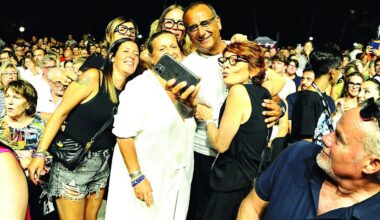 Carlo Conti, le vacanze a Castiglioncello tra amici, pesca e crudo di mare