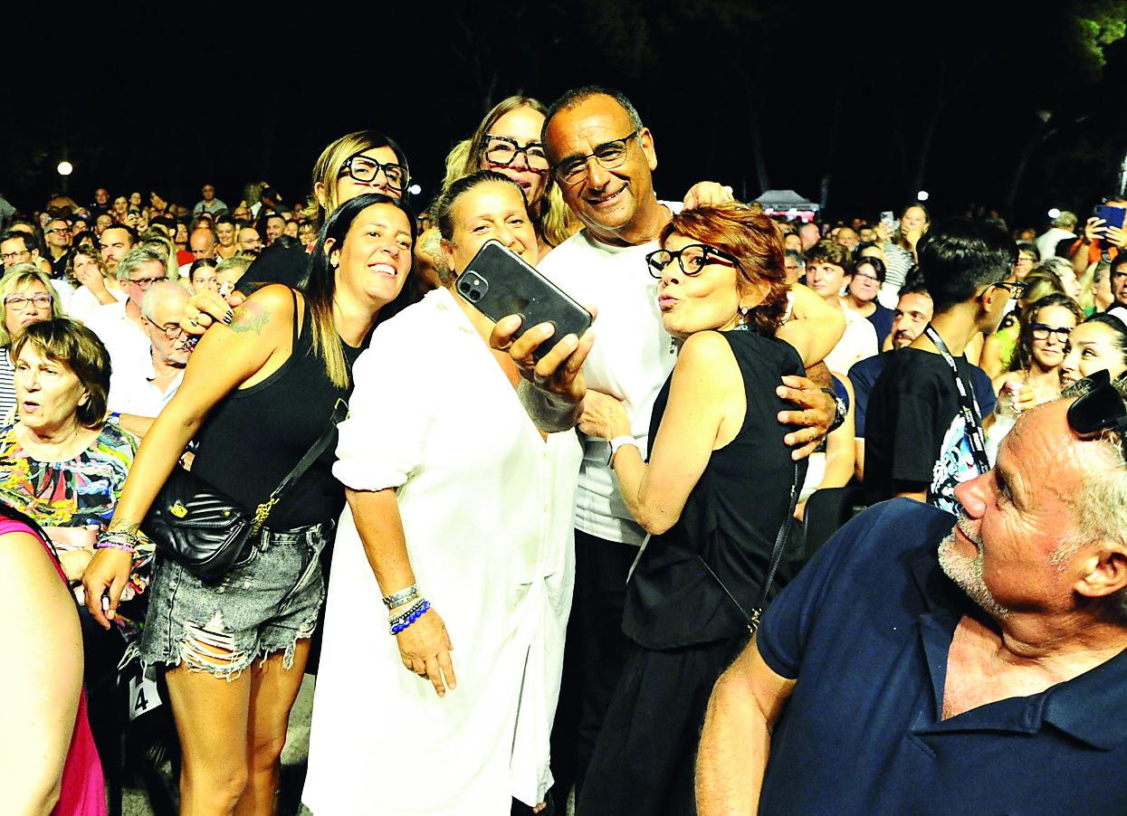 Carlo Conti, le vacanze a Castiglioncello tra amici, pesca e crudo di mare