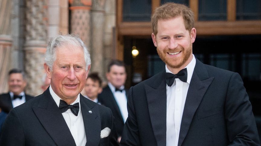 Il principe Harry sarà a Londra per l'anniversario di morte della regina Elisabetta: c'è aria di riconciliazione con papà Carlo III?