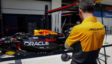 F1 GP Miami 2024: Andrea Stella (McLaren F1 Team) osserva in pit-lane la Red Bull - Foto: Getty Images