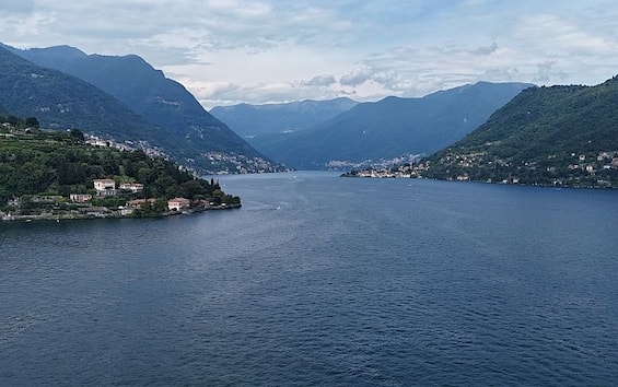 Salva figli caduti in acqua: uomo disperso nel lago di Como