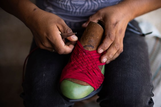 Messico, polemica per Oaxaca Slip-On di Adidas ispirate ai sandali indigeni huaraches: l'azienda si scusa