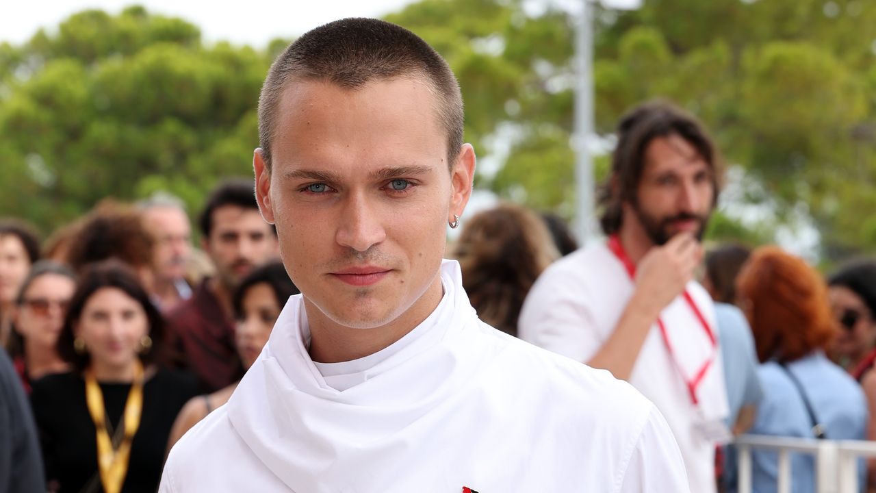 Saul Nanni al Festival di Venezia 2025: look impeccabile e un dettaglio che fa la differenza