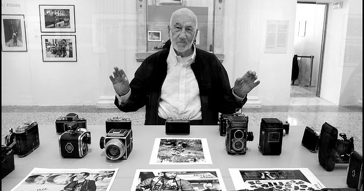 resta la sua fotografia che coniuga etica ed estetica