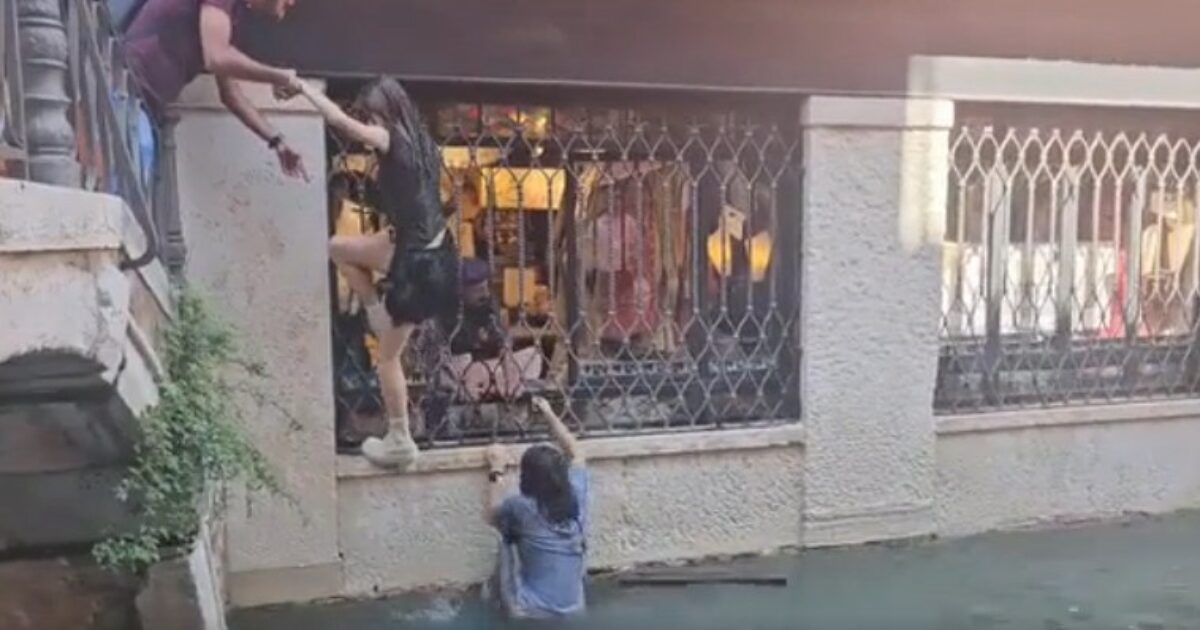 turisti cadono in acqua e si arrampicano per uscire
