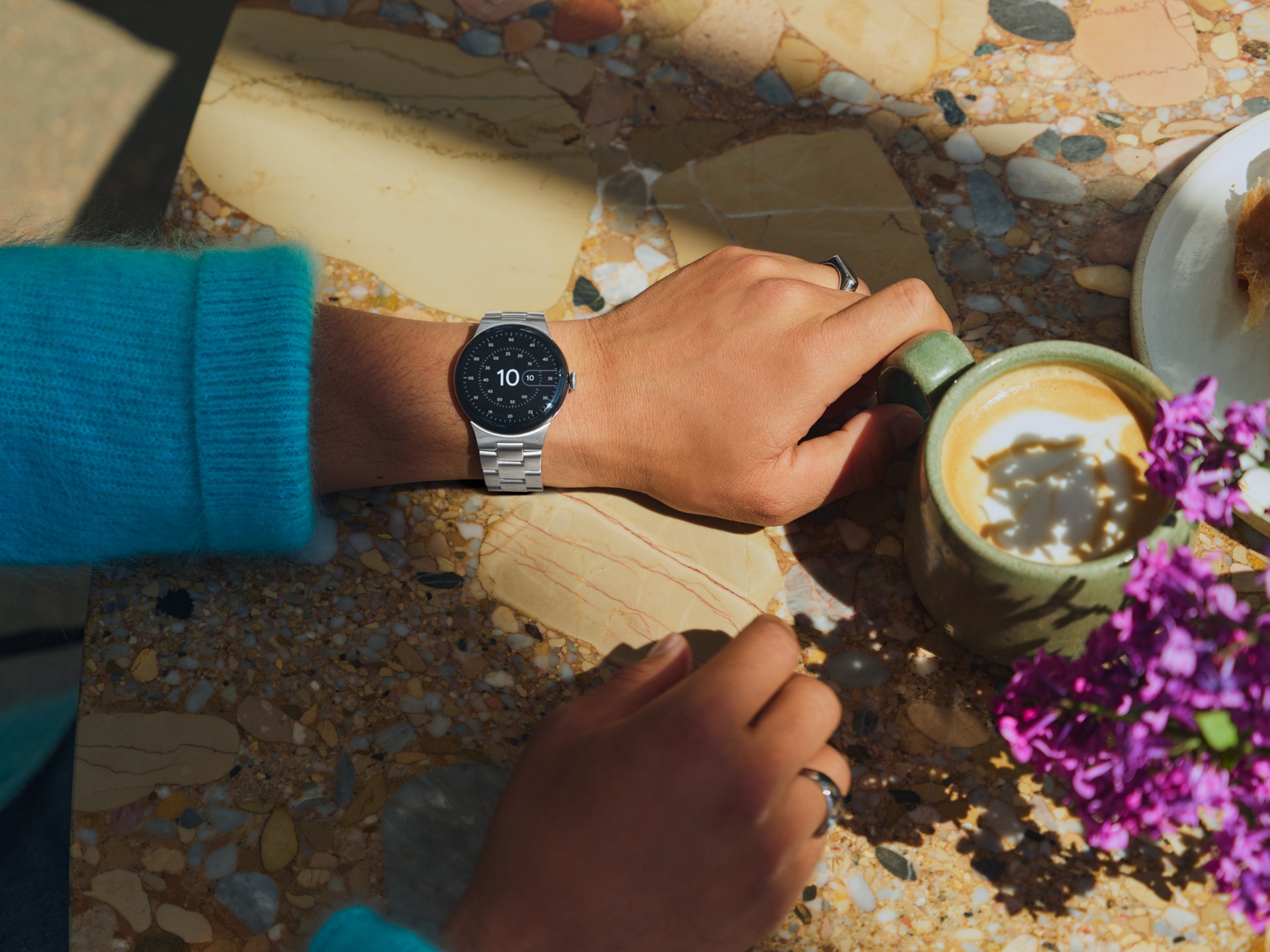 Google Pixel Watch 4 - Lifestyle uff
