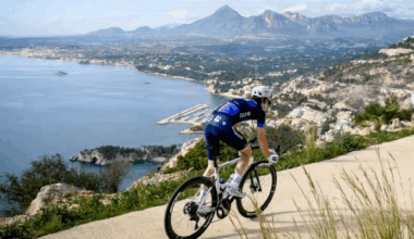 Vuelta a España 2025, Guillaume Martin ha riportato una doppia frattura vertebrale nella caduta