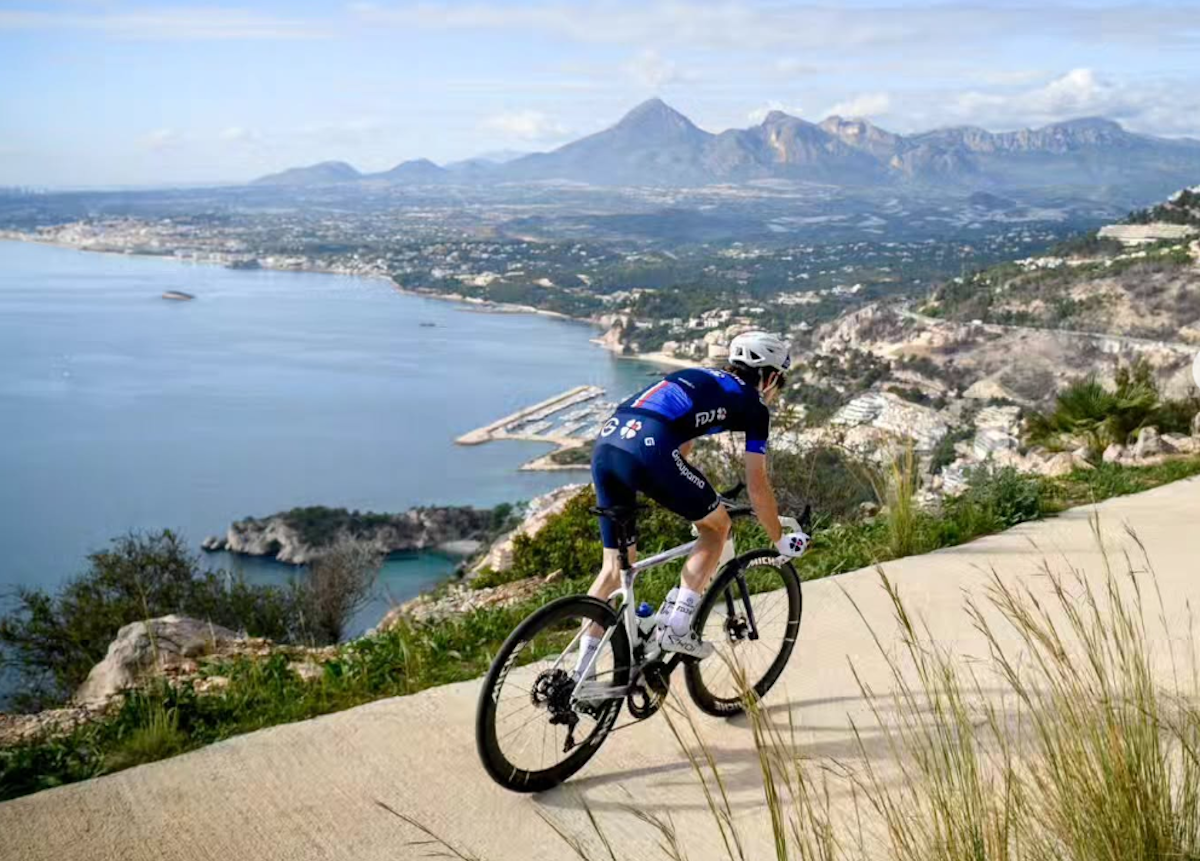 Vuelta a España 2025, Guillaume Martin ha riportato una doppia frattura vertebrale nella caduta