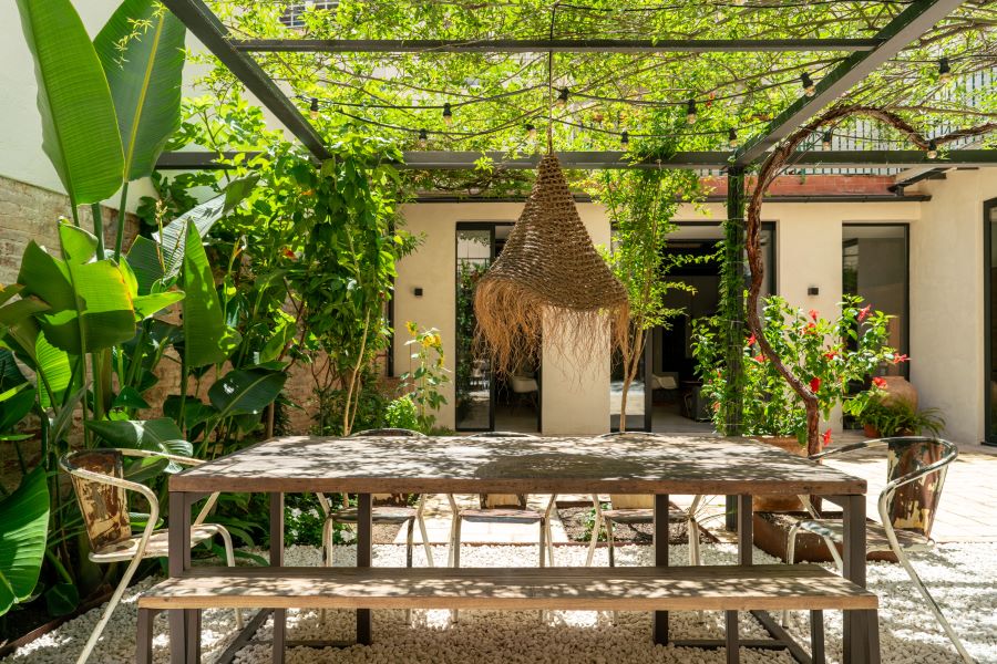 Un giardino segreto nel quartiere di Sarrià: la poesia urbana di Coblonal  