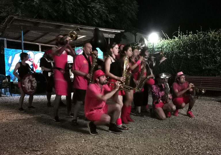 Pink It Black, la fanfara francese ha colorato di rosa e nero il Crc Antella (video e fotogallery)