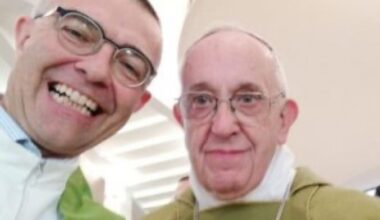 Don Capovilla in una foto con Papa Francesco durante una iniziativa in favore del soccorso dei migranti