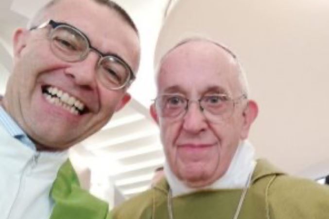 Don Capovilla in una foto con Papa Francesco durante una iniziativa in favore del soccorso dei migranti