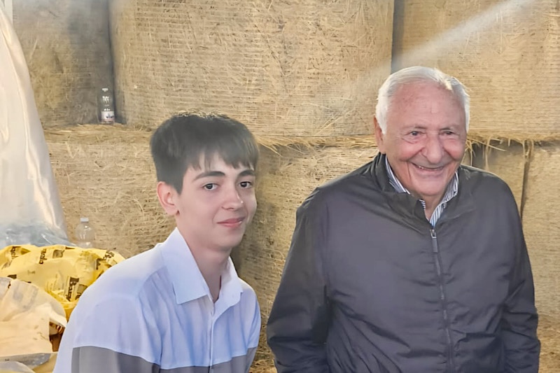 Il giovane talento di Pontedera Dennis incontra Mogol e continua a brillare