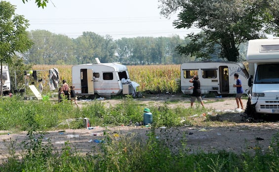 Campi rom, come funzionano in Italia: costi, servizi e regole negli insediamenti autorizzati