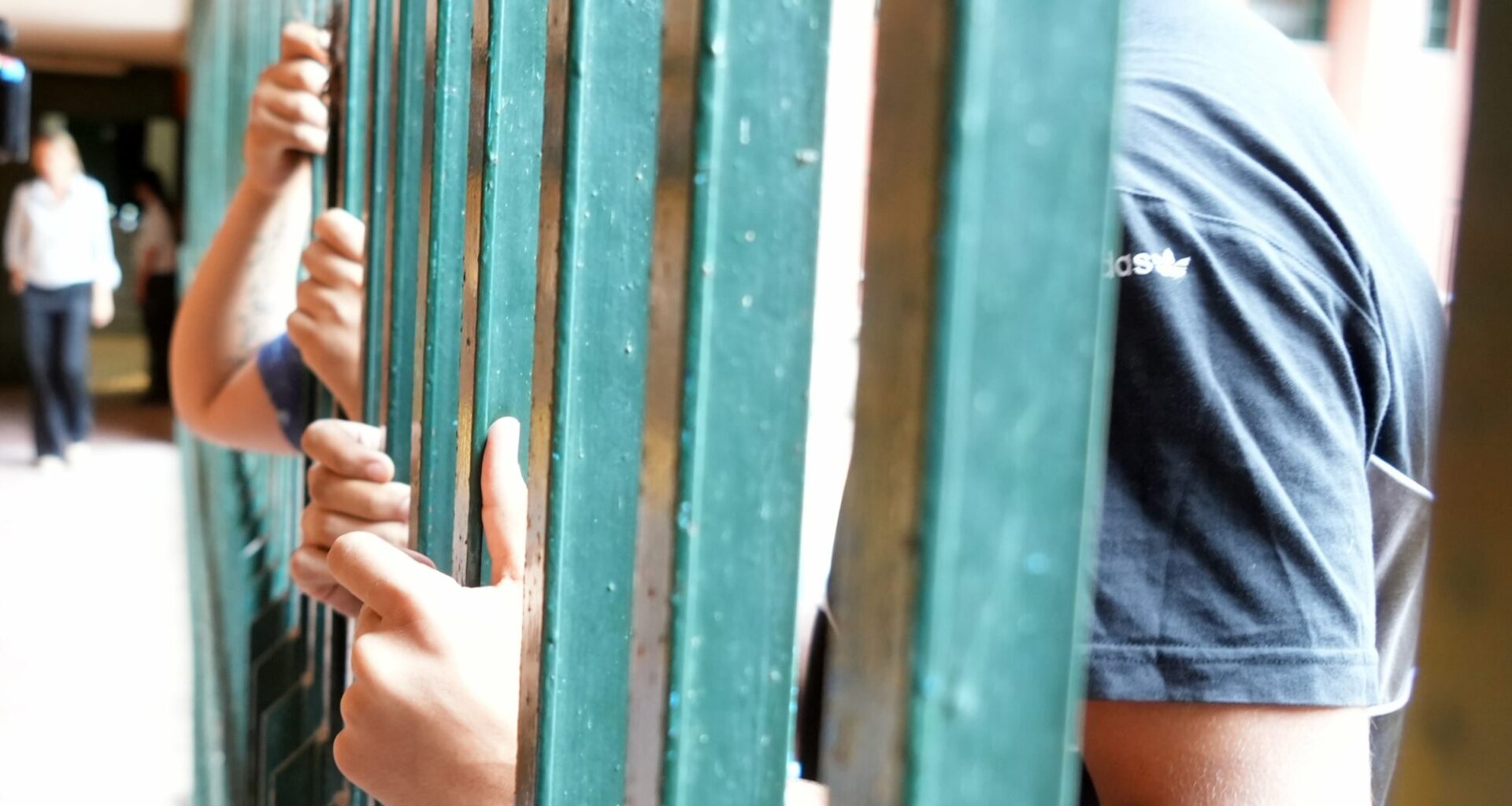 Treviso, 17enne tenta il suicidio in cella impiccandosi coi jeans: morto in ospedale dopo tre giorni di agonia - Il Fatto Quotidiano