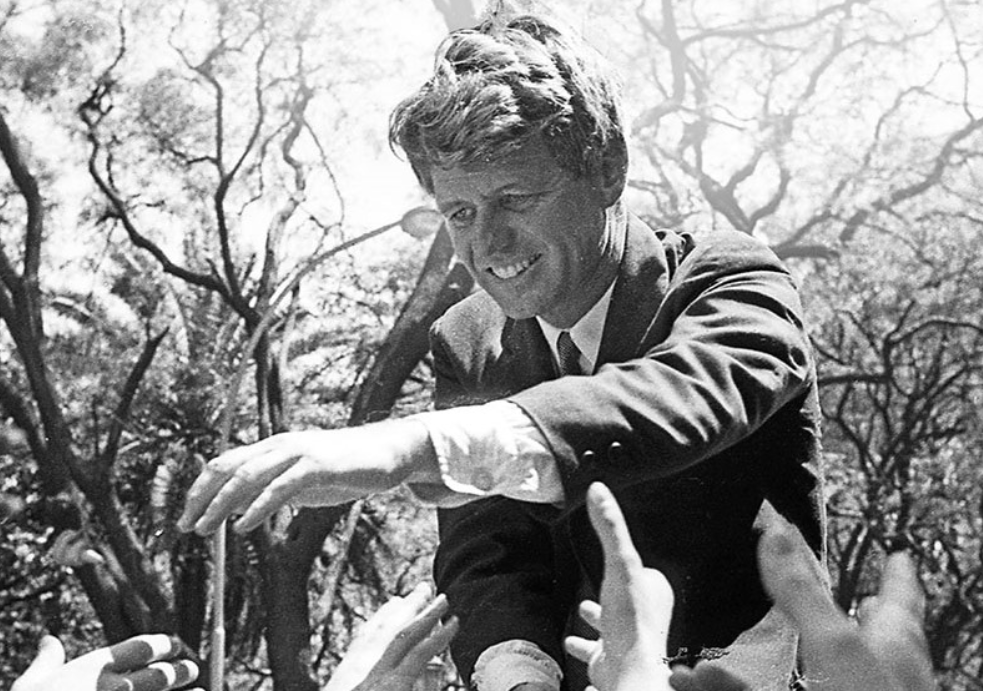 "Responsabilità e compassione. Il mondo nuovo di Robert Kennedy" in podcast con I libri in compresse dell’Atelier Benigni