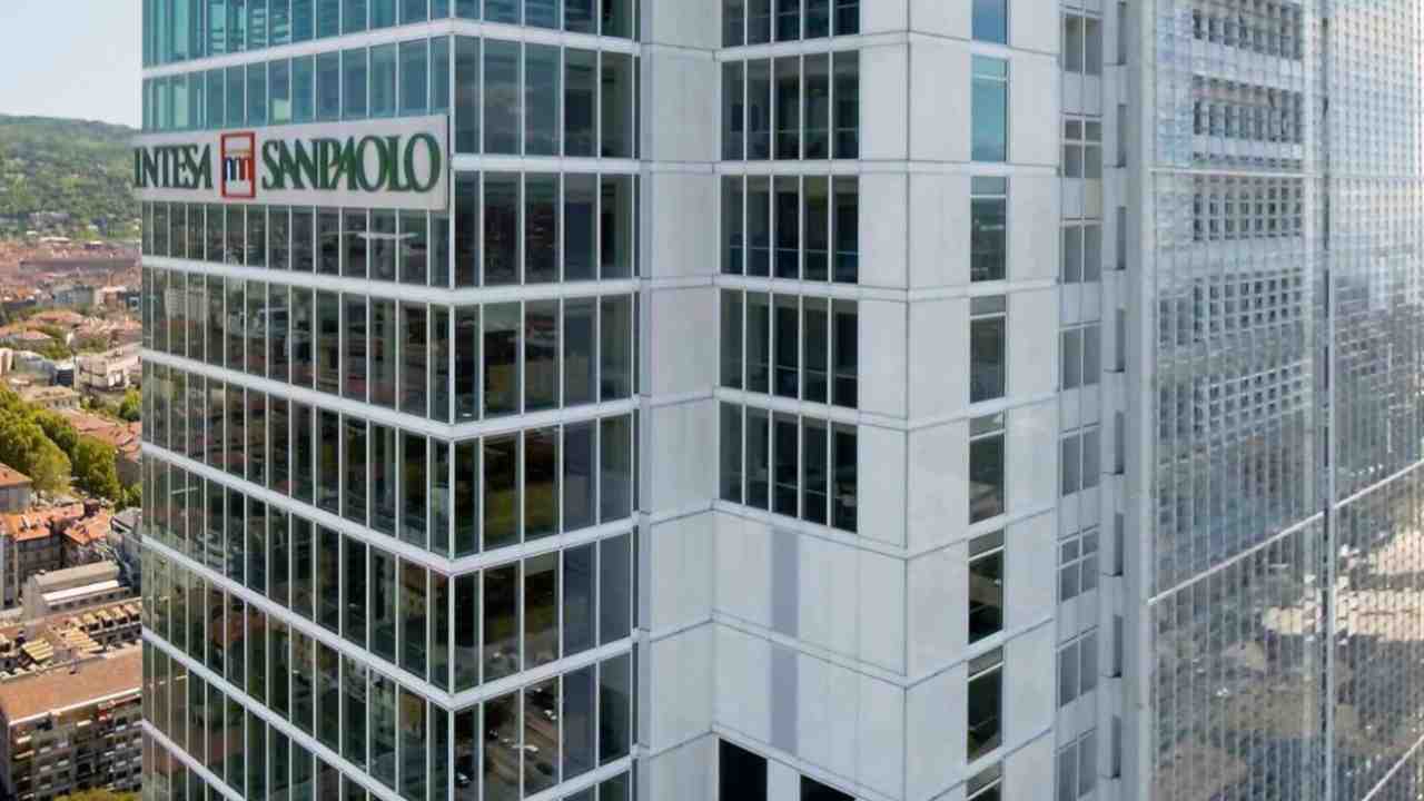 "Da oggi non potete più prelevare" | Terremoto Intesa San Paolo: morti i contanti definitivamente