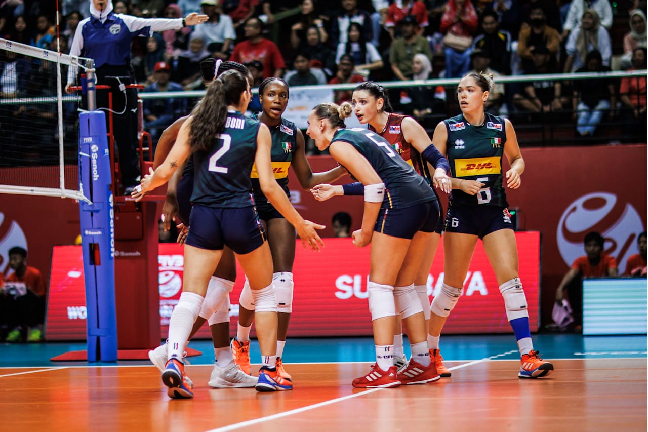 azzurre avanti anche nel secondo set, 11-9