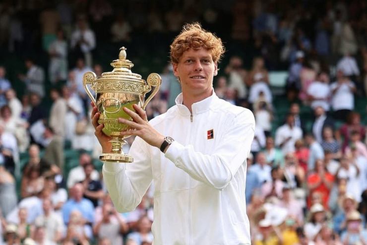 Jannik Sinner col trofeo di Wimbledon