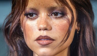 Jenna Ortega strega Parigi con una scollatura profonda per Mercoledì 2