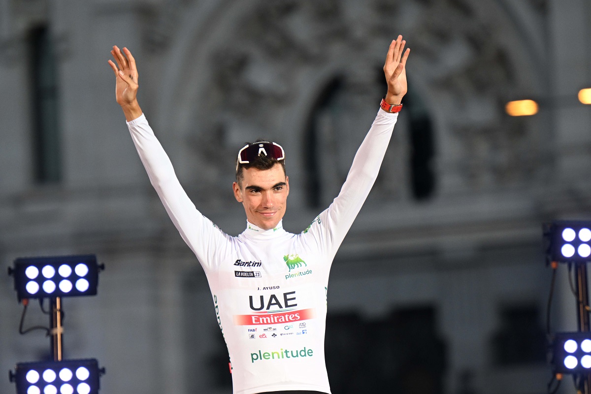 Favoriti Maglia Bianca Vuelta a España 2025: Juan Ayuso punta al bis, ma Antonio Tiberi e Giulio Pellizzari proveranno a mettergli pressione