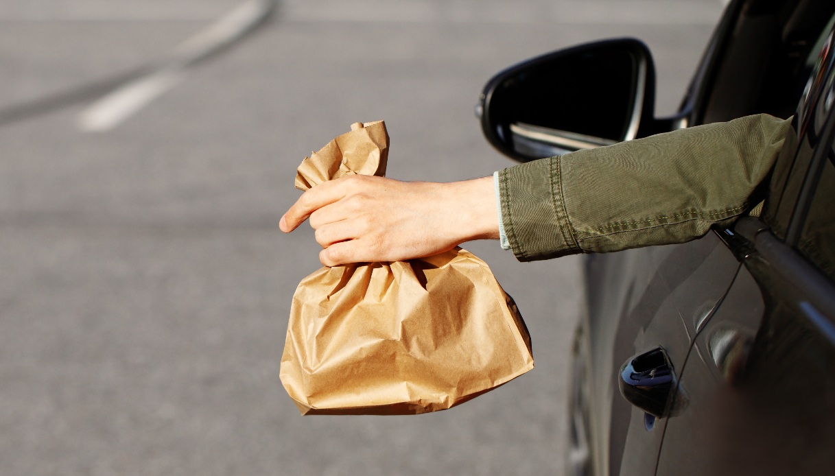 Rifiuti fuori dall'auto, scattano multe severissime