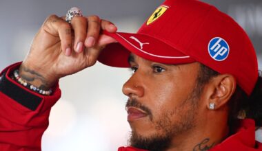 Hamilton scorda i dossier e si avvicina al team