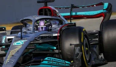 Lewis Hamilton col DRS aperto al Gran Premio di Spagna di F1, a Barcelllona nel 2022