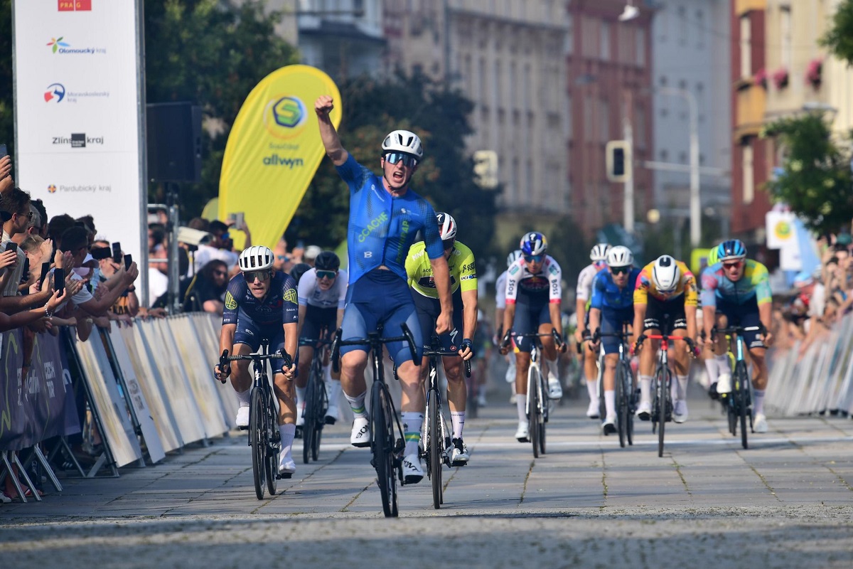 Czech Tour 2025, Liam Walsh brucia Luke Lamperti in volata - 5° Alexander Konychev e 6° Davide Donati