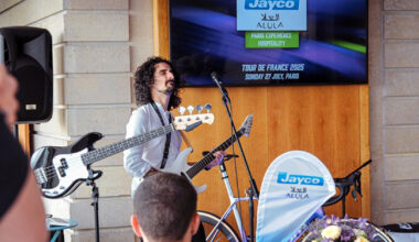 Il rock della Jayco. Il chitarrista Maceroni "suona" le Giant