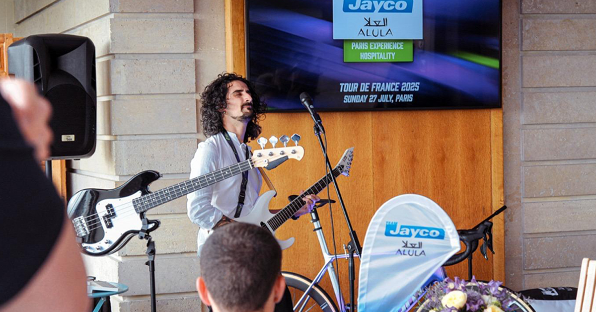 Il rock della Jayco. Il chitarrista Maceroni "suona" le Giant