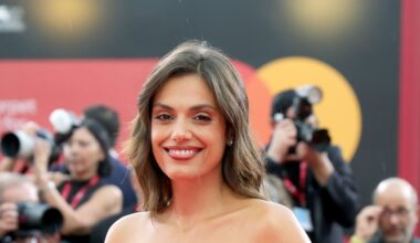 Margherita Vicario brilla al Festival di Venezia 2025: l'abito blu notte di Giorgio Armani con punti luce stellari