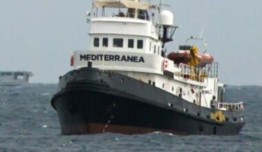 Migranti, multa e fermo alla nave di Mediterranea per aver disobbedito sbarcando a Trapani: "Osceno"