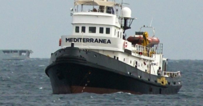 Migranti, multa e fermo alla nave di Mediterranea per aver disobbedito sbarcando a Trapani: “Osceno”