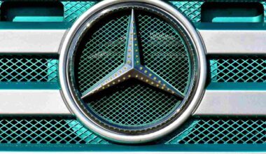 il logo Mercedes su una griglia