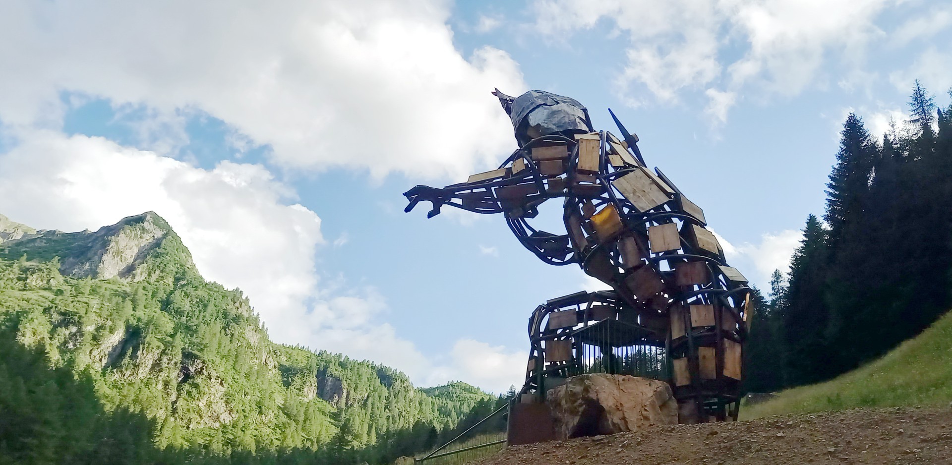 Val dei Mocheni, domani l’inaugurazione della statua del Minatore, la scultura finita al centro delle polemiche